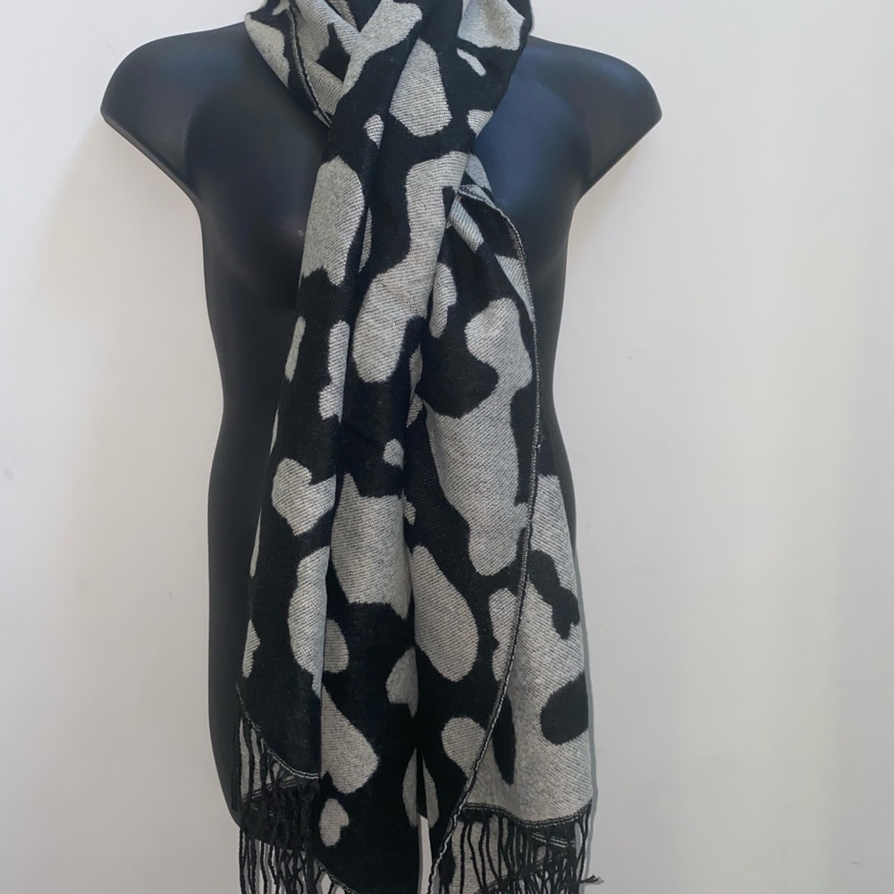NWT- COW PATTERN TASSLE SCARF